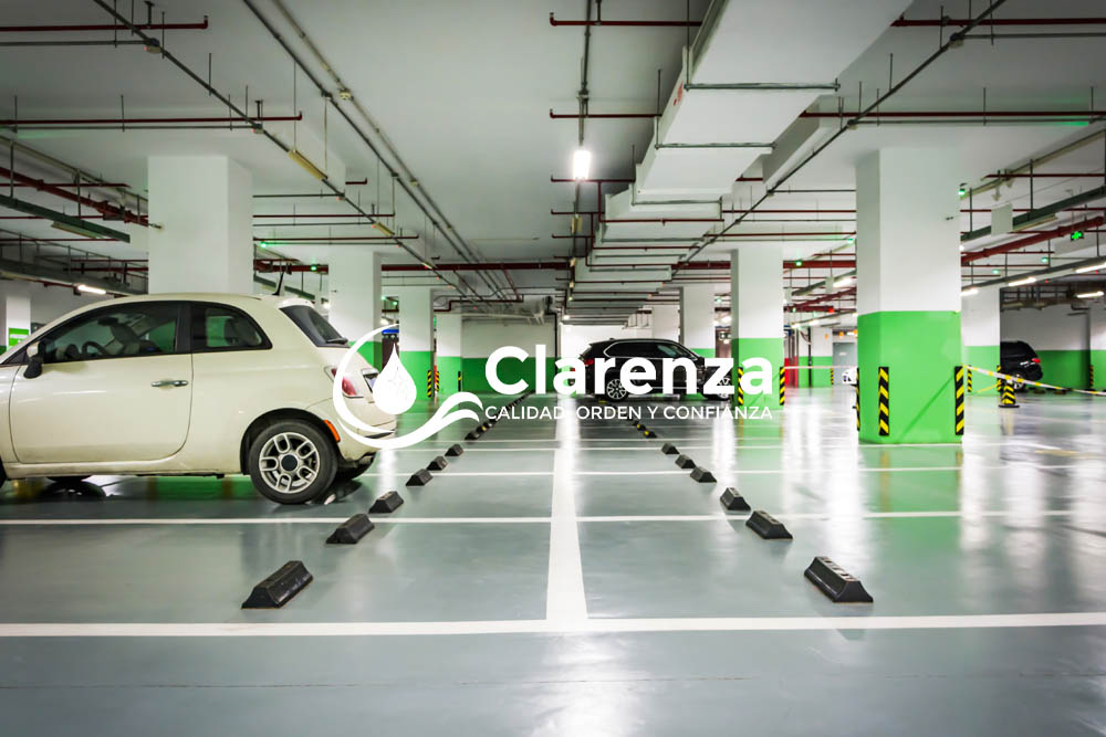 Los garajes comunitarios son espacios que acumulan polvo, manchas de aceite, residuos y malos olores con facilidad. A menudo, la limpieza de garajes no se considera prioritaria, pero es esencial para preservar el buen estado de las instalaciones y la seguridad de los usuarios.