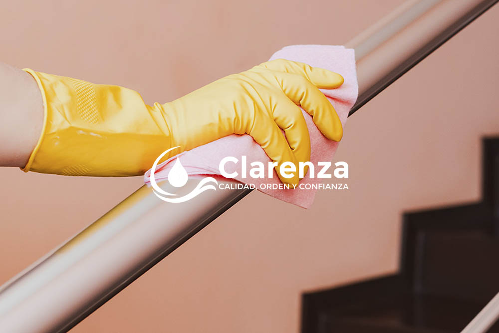 La limpieza de comunidades de vecinos es clave para mantener un entorno agradable, seguro y saludable. Sin embargo, aunque se cuente con un servicio de limpieza profesional como el de Clarenza, hay pequeños hábitos que los propios vecinos pueden adoptar para prolongar el buen estado de las zonas comunes entre servicio y servicio.